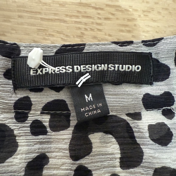 Express Design Studio Leopard Blouse Gray M - Picture 6 of 10